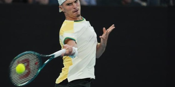 斗球电竞实时更新-张奔斗：05后又出新星，德约险些成为造星背景板