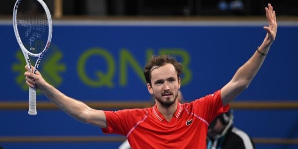 斗球篮球直播-梅德维德夫豪夺8连胜背靠背进决赛 将与穆雷争冠