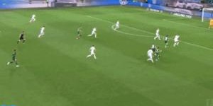 生日夜乐极生悲狼堡前锋20秒造乌龙挥拳庆祝，不小心肩膀脱臼