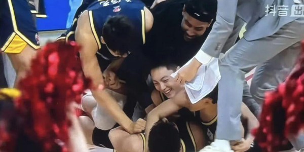 斗球体育直播-广东男篮今日动态更新！球队四人爆发赢下主场比赛，杜锋指导深夜发言，徐杰险些成背锅之人